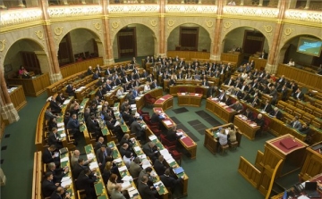 A kormány tagjait interpellálják a képviselők 