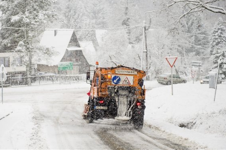 Közúti balesetek történtek, fák dőltek ki a havazás miatt Nógrádban