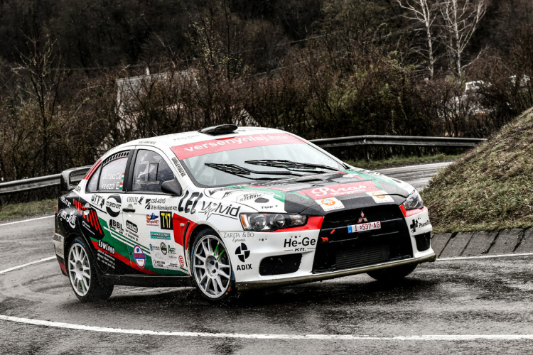 Eszti és Csabi végre versenyautóban…