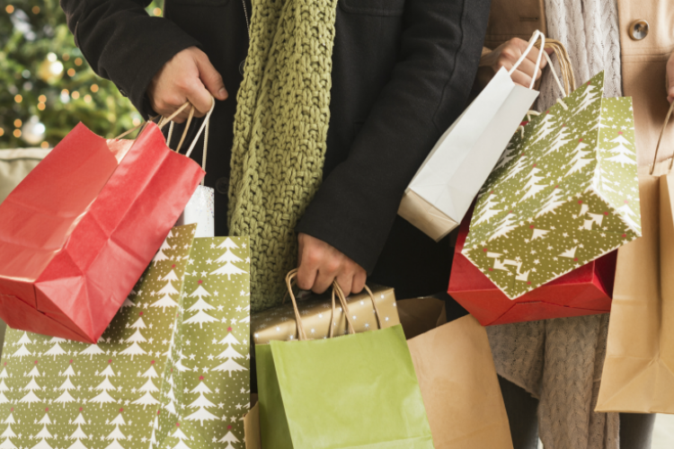 Minden negyedik magyar a tervezettnél többet költ karácsonyi bevásárlásra