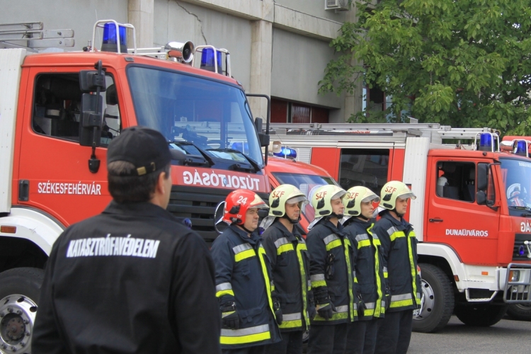 Szirénahang a hősi halottak tiszteletére