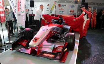 Új versenyzőkkel, új autóval 2019-ben a Gender Racing!