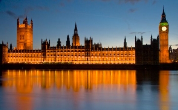 Bizalmat szavazott a brit kormánynak a parlament
