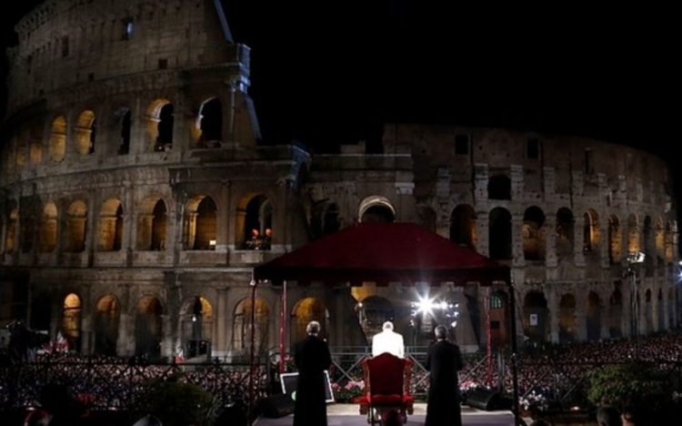 Ferenc pápa vezette a húsvéti keresztutat nagypéntek este a római Colosseumnál 