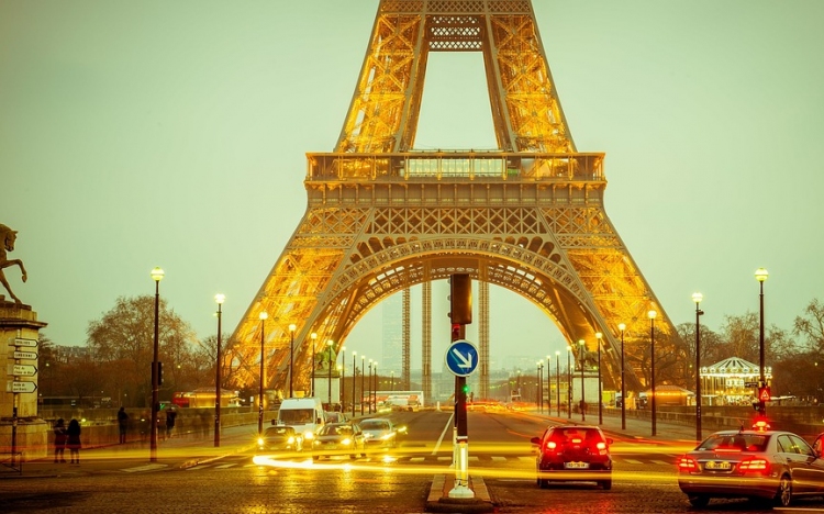 Zenével ünnepelte az Eiffel-torony a 300 milliomodik látogatóját