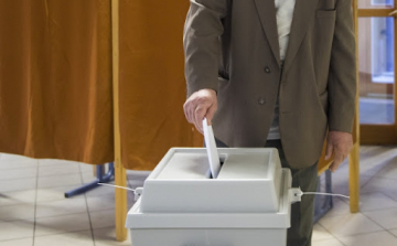 Három azonos nevű képviselőjelölt verseng egy szentpétervári szavazókerületben