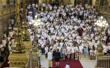 A magyar Országházba látogattak ukrán gyerekek