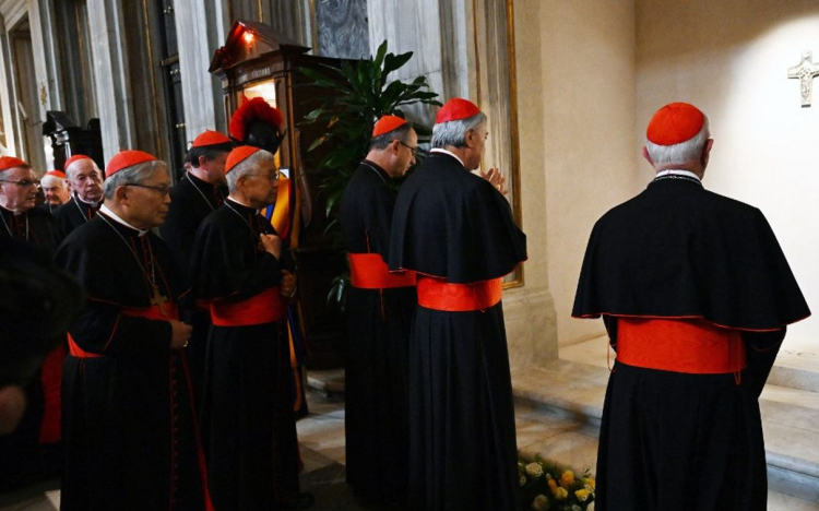 Pápaválasztás - Már elkészült az új pápa ruhája, három különböző méretben