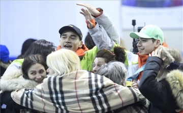 Lelkes tömeg fogadta a téli olimpiáról hazatért magyar sportolókat