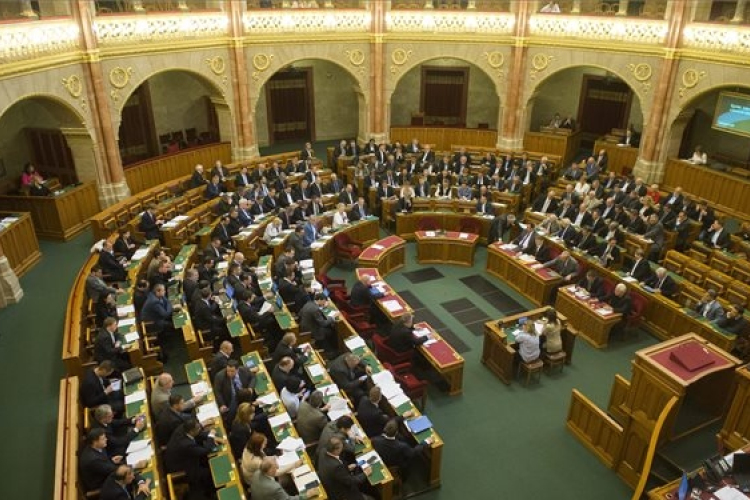Interpellációk hangzanak el a Házban 
