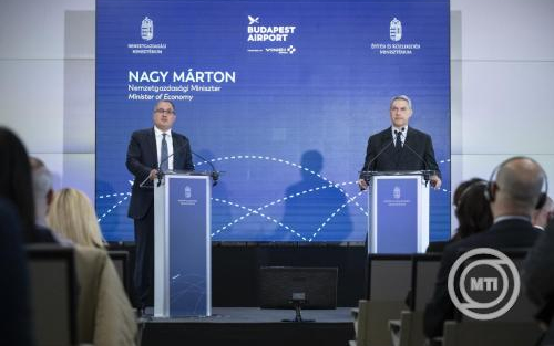 Lázár János: út és vasút épül a főváros és a repülőtér között