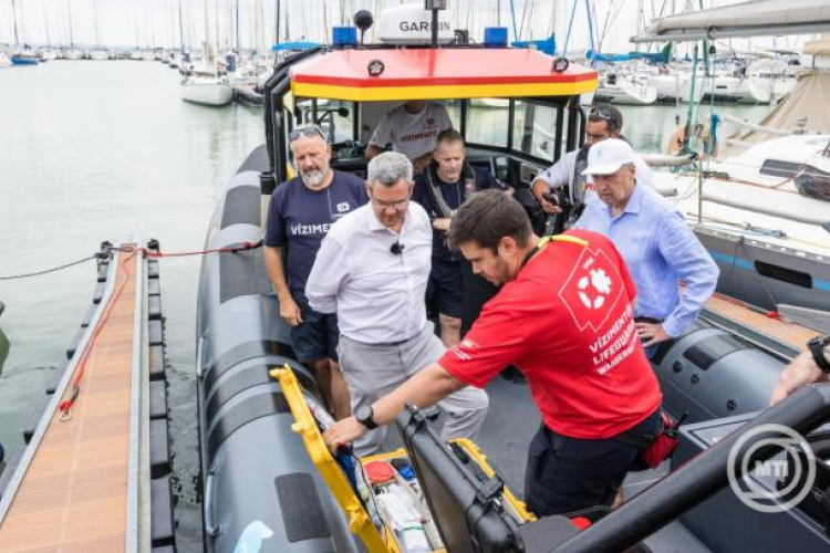 26 millió forintos kormányzati támogatást kaptak a vízimentők