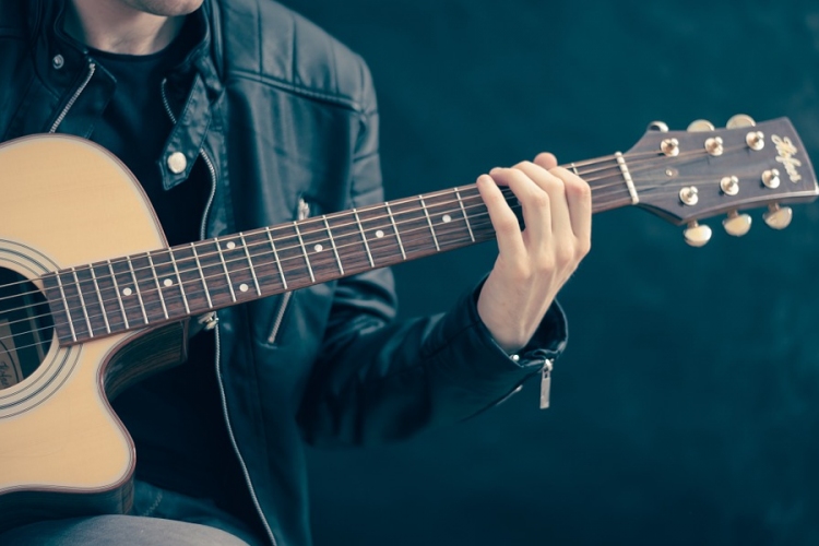 A Sziget sztárjai által dedikált gitárokra lehet licitálni a jótékonyság jegyében